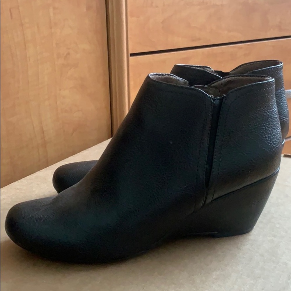 Natural Sole size 6 black bootie